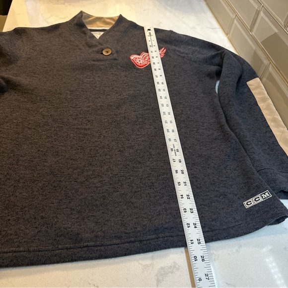 CCM Fleece Womens Grey Detroit Red Wings NHL Hockey Shawl Knit Sweater Large - Picture 13 of 14